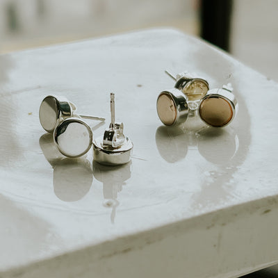 Comoda Stud Earrings - Brass